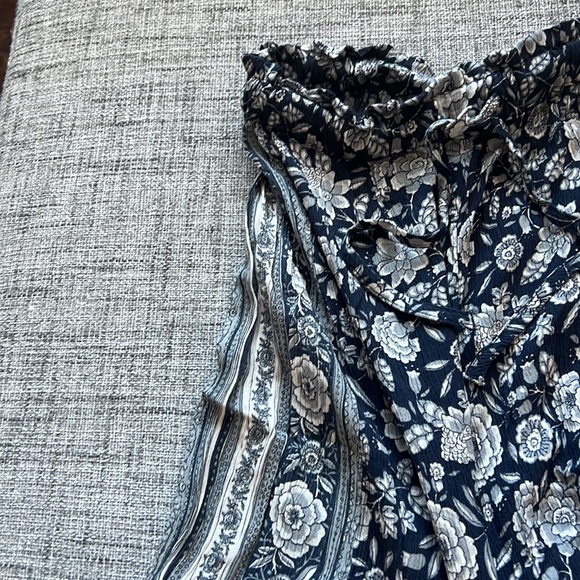 LIKE NEW AE Pants Size Small - Picture 3 of 5